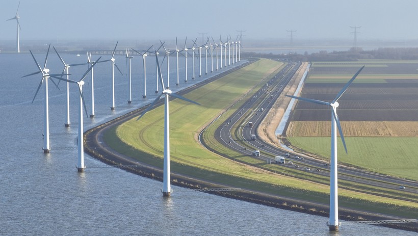 Rijen van windmolens van het windpark langs de snelweg door Flevoland