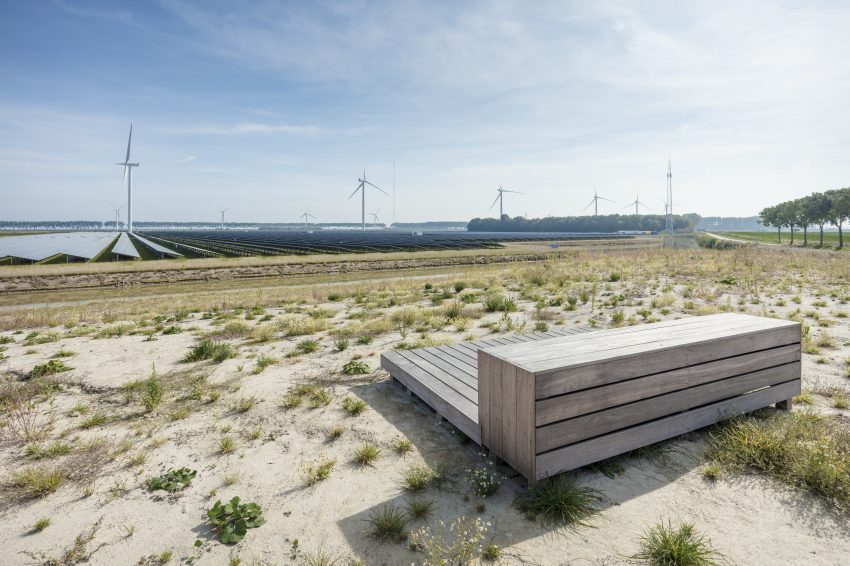 Veld met zonnepanelen