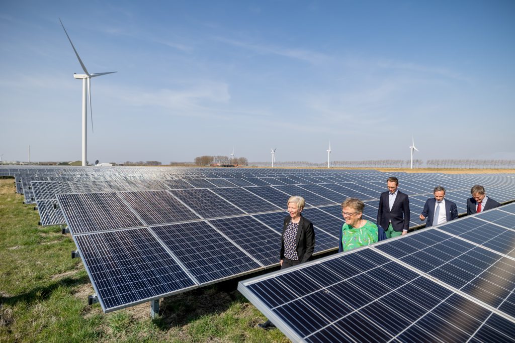 Zonnepanelen en windmolens