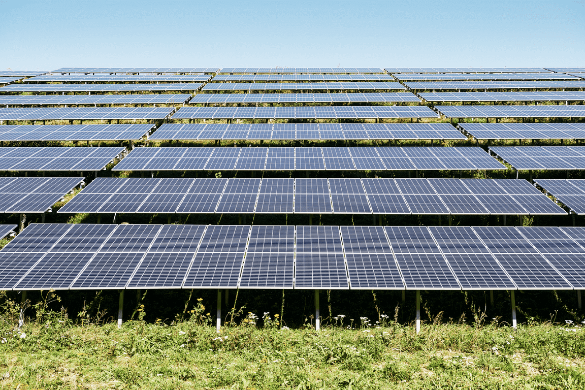 Zonneweide met rijden zonnepanelen