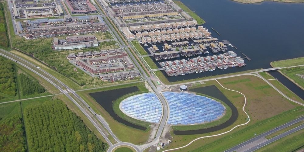 Zonne-eiland Almere vanuit de lucht
