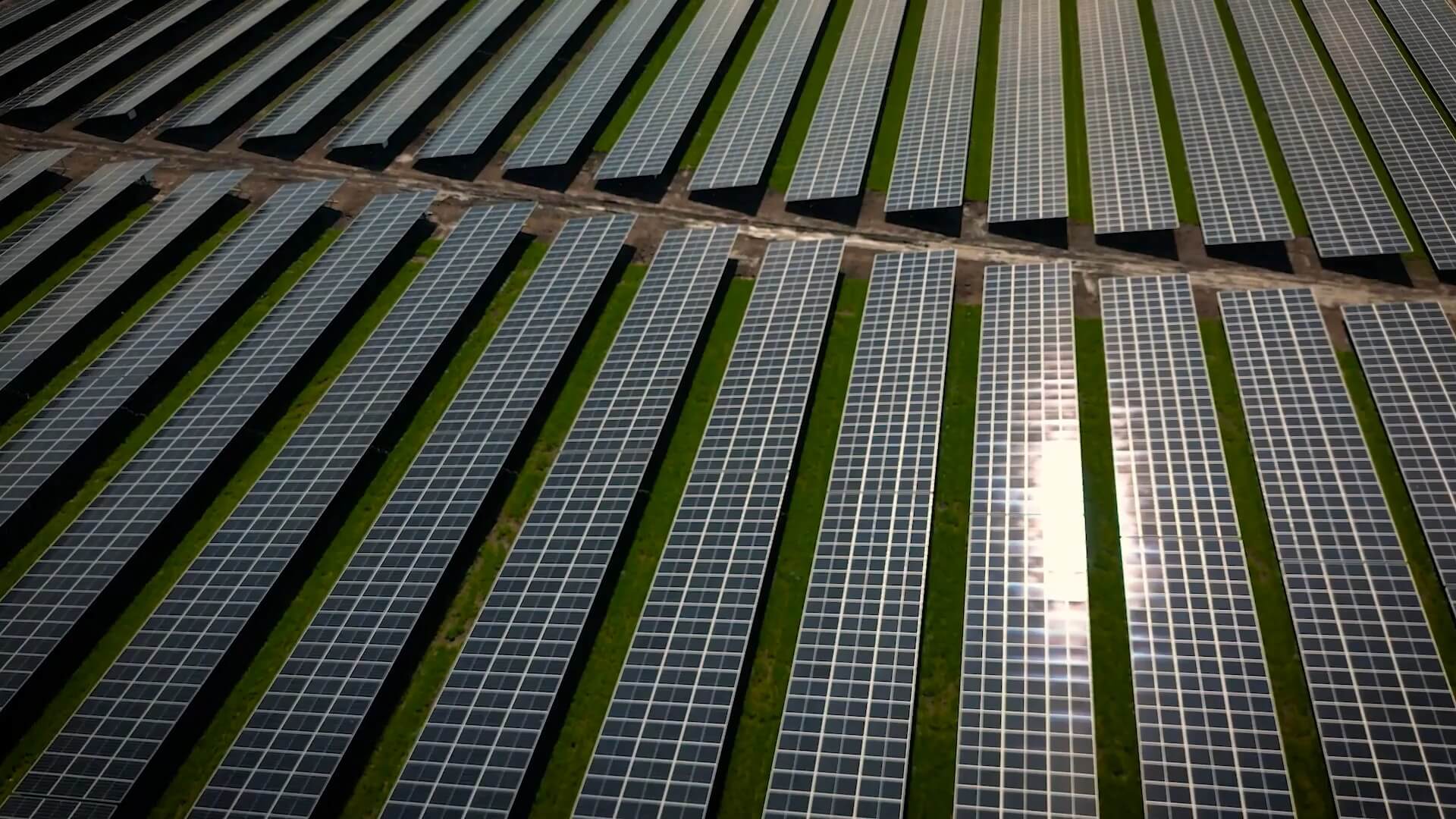 Luchtfoto van zonnepanelen