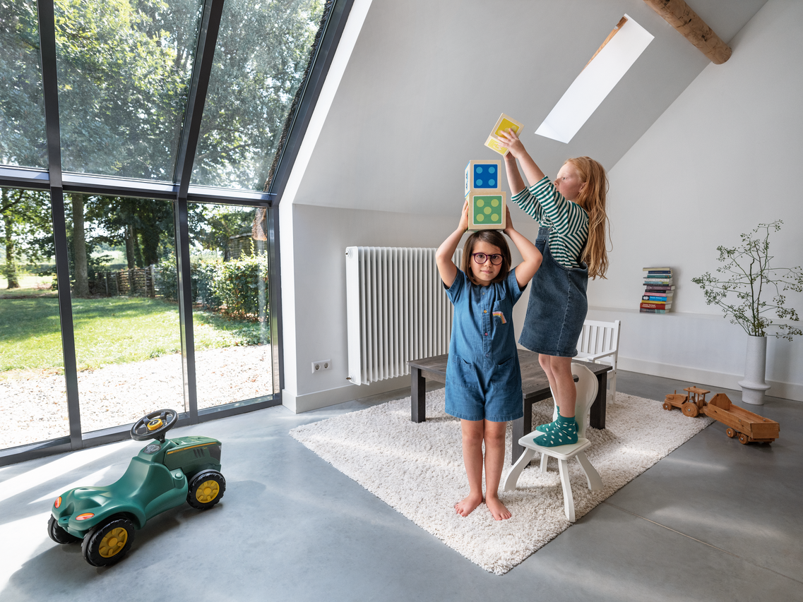 Kinderen spelen in huis met blokken