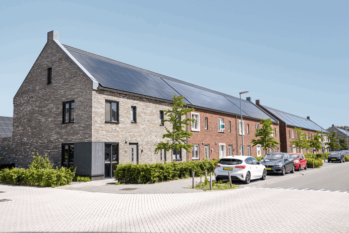 Rij huizen met zonnepanelen op de daken