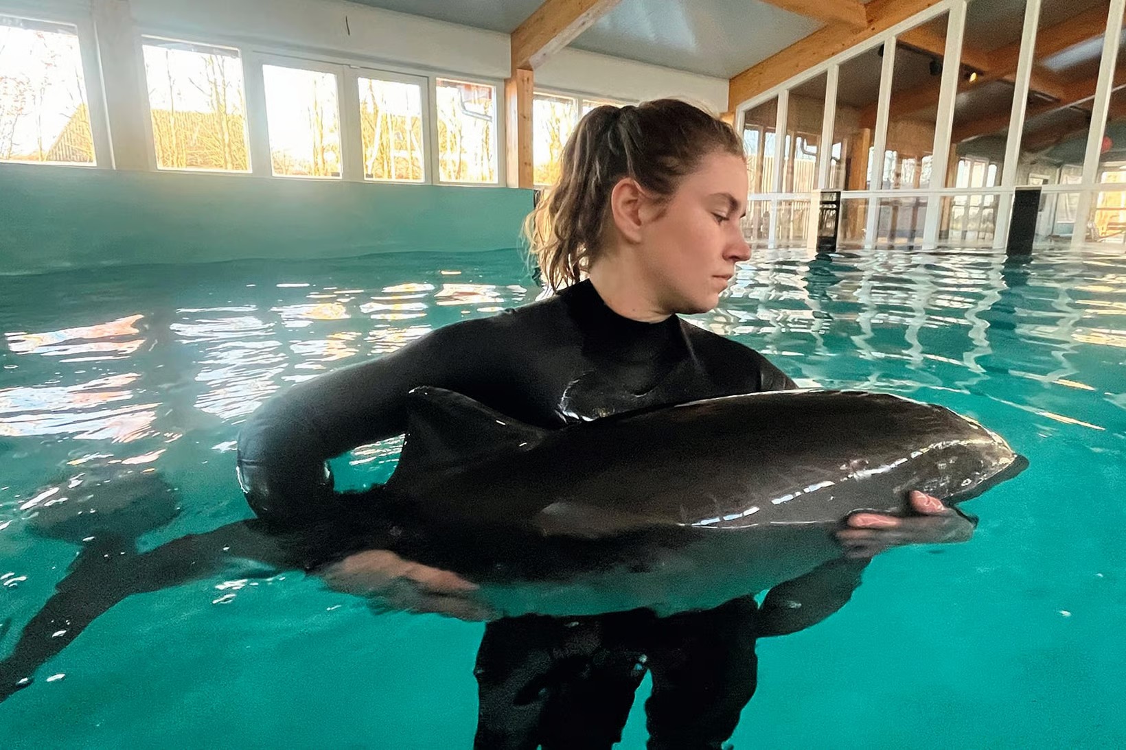 Verzorgster Mari&euml;lla met bruinvis Tess - Foto: SOS Dolfijn