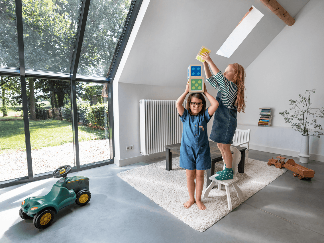 Kinderen spelen in huis met blokken