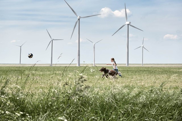 Wij zijn Vattenfall | Meisje rent met haar hond in een windmolenpark