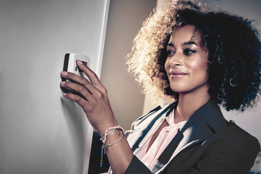 Vrouw bedient een thermostaat
