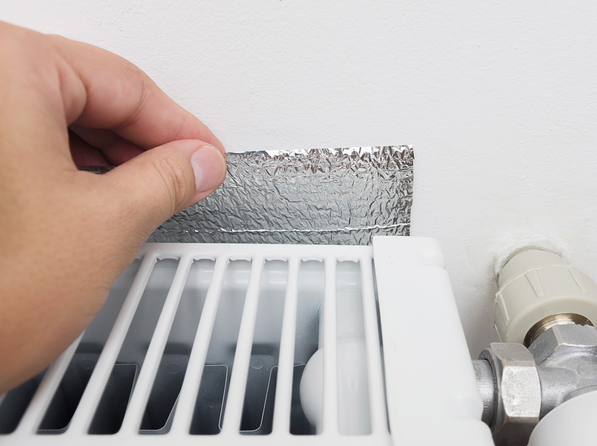 Man plaatst radiatorfolie | Vattenfall Energie