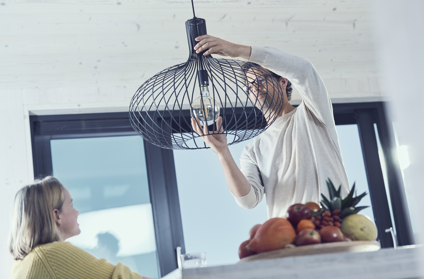 Jonge man brengt radiatorisolatie aan in zijn huis