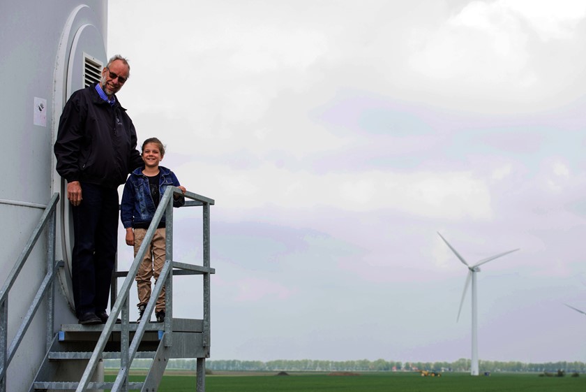 Jools en Renze bij Windmolen | Vattenfall Energie | Alles over windenergie voor een spreekbeurt