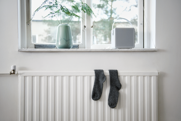 Radiator met twee sokken eroverheen