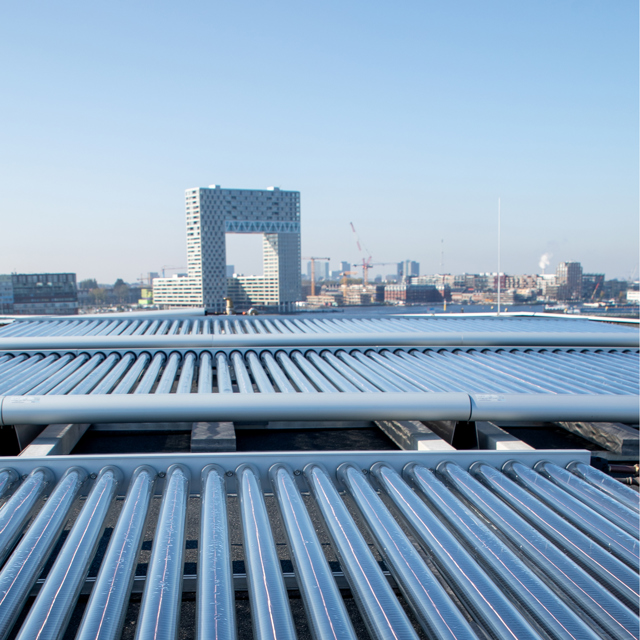 Uitzicht op Pontsteigergebouw met zonnedak