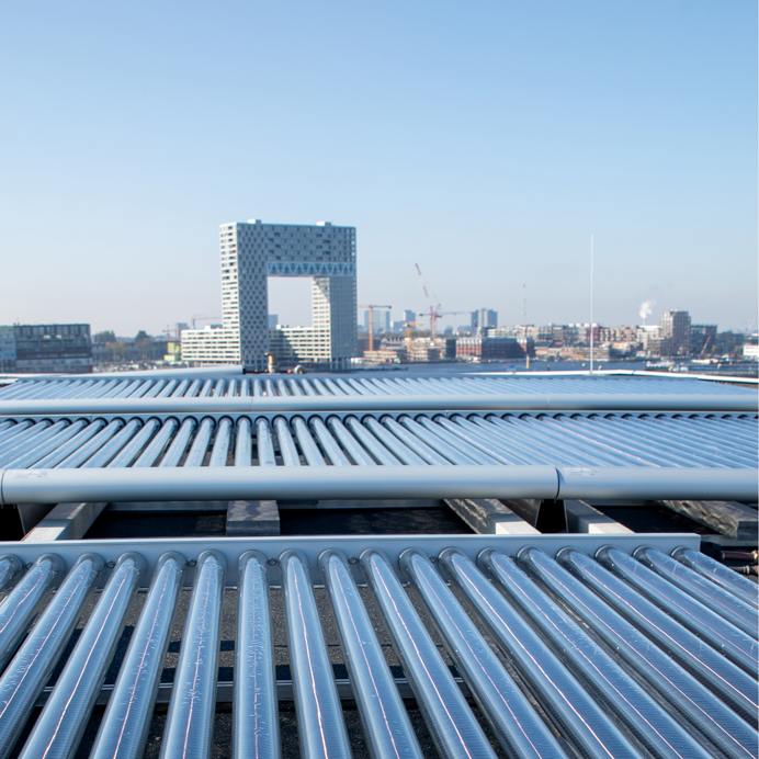 Het Pontsteiger gebouw met zonnecollectoren als duurzame warmtebron