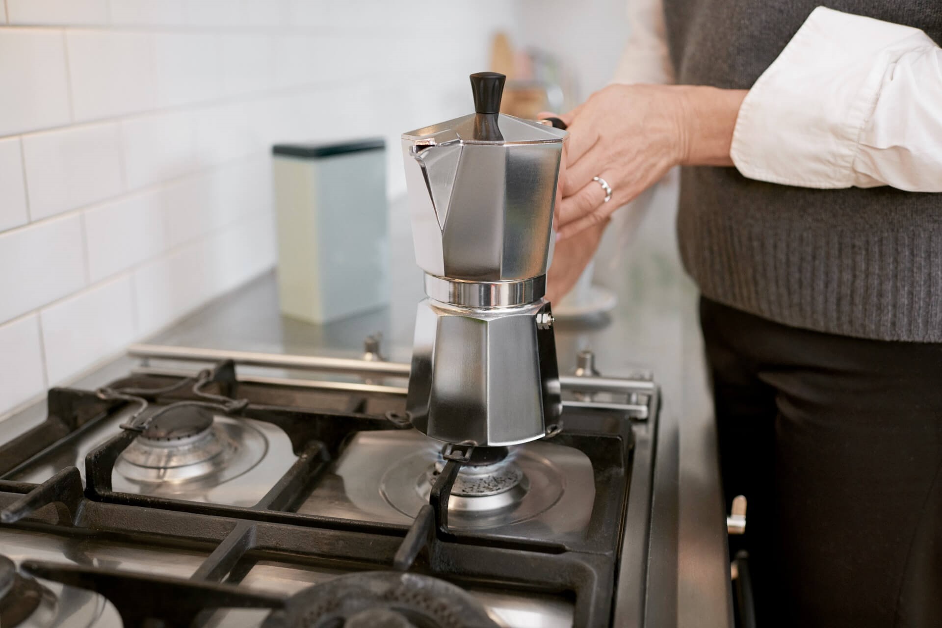 Vrouw maakt espresso op gas met een Italiaanse perculator | Vattenfall Energie