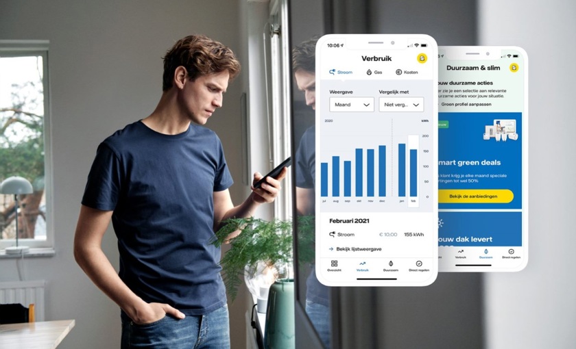 Man in checkt meterstanden in de Energie app op zijn mobiel