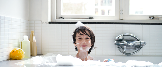 Jongetje zit in bad met sop op zijn kin en gezicht | Vattenfall energieverbruik