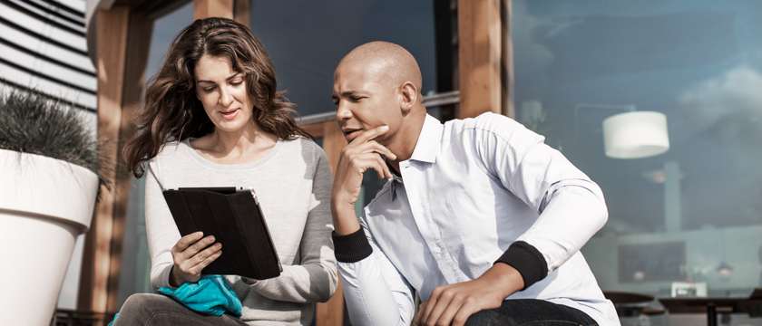 Man en vrouw lezen op tablet | Vattenfall