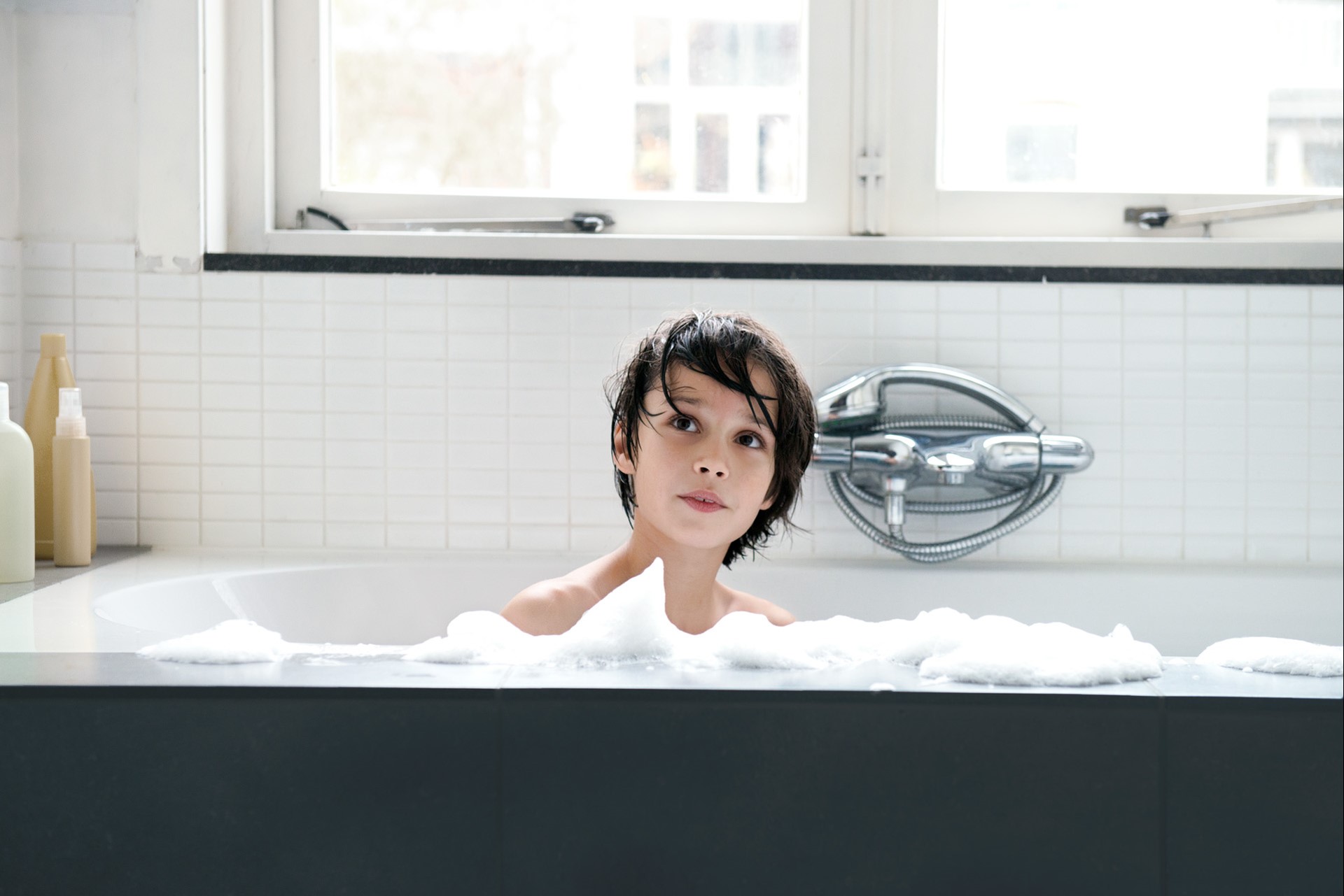 Jongetje in bad met heel veel schuim | Vattenfall energieverbruik informatie