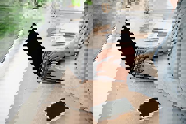 Gas elektra berekenen | Close-up beeld van een vrouw achter een laptop