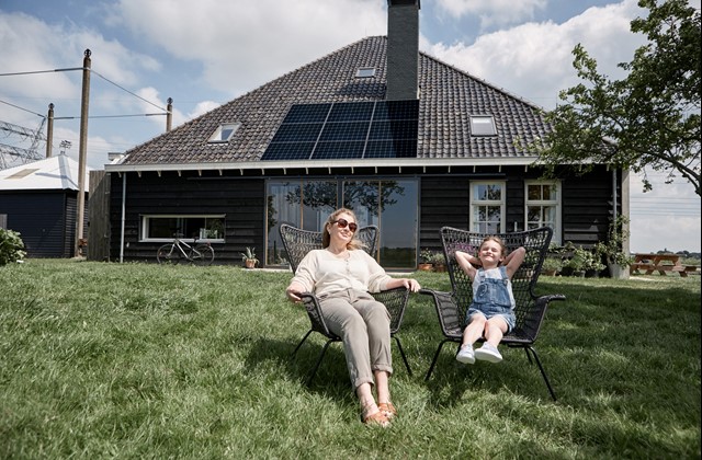 Oma en kleindochter genieten in tuinstoelen van de zon | Vattenfall over energielabel recreatiewoning