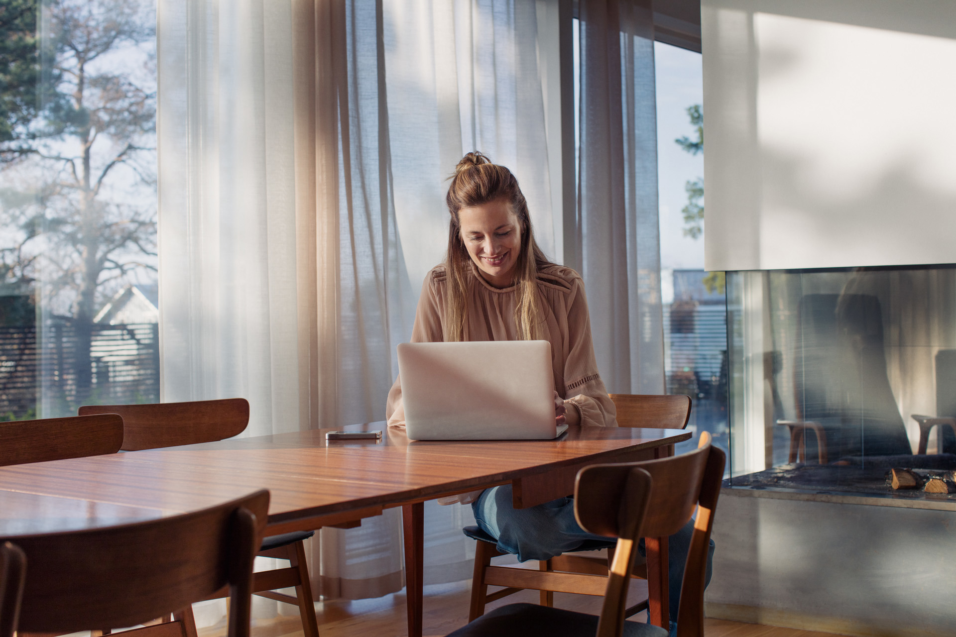 Vrouw achter laptop aan tafel | Vattenfall