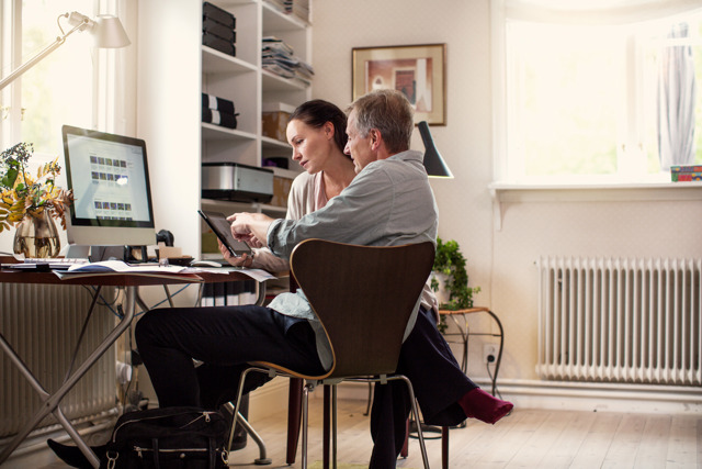 Man en vrouw bekijken de energierekening op hun laptop | Vattenfall energie