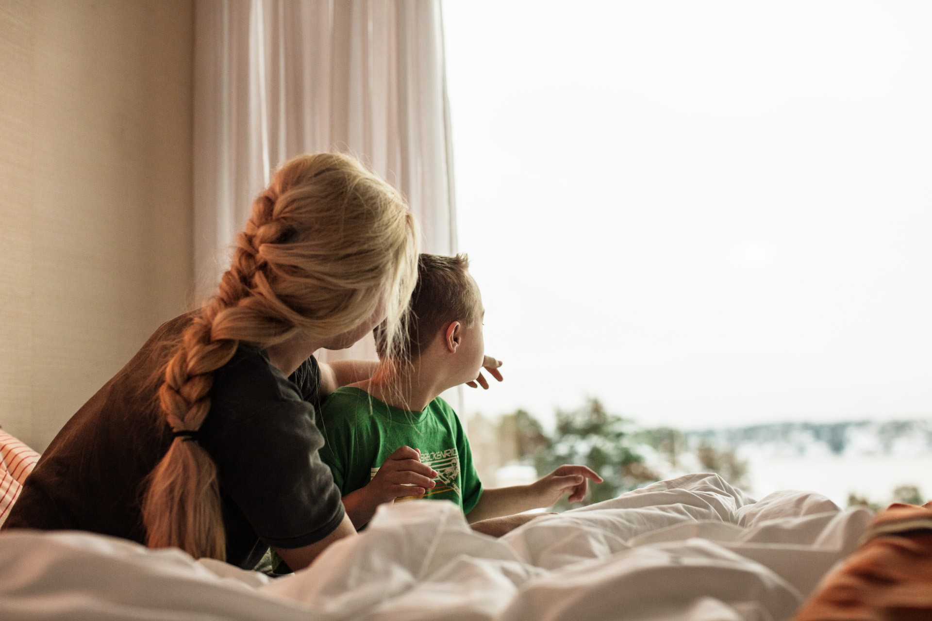 Moeder en zoontje kijken vanuit bed naar buiten | Vattenfall kosten energielabel