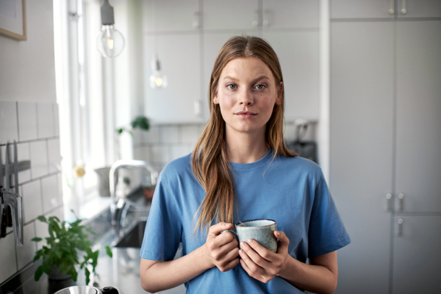 Vrouw drinkt koffie | Vattenfall energie