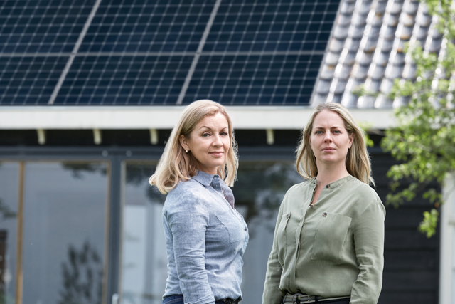 Moeder en dochter staan trots voor hun huis met zonnepanelen | Vattenfall over het verschil tussen groene stroom en grijze stroom