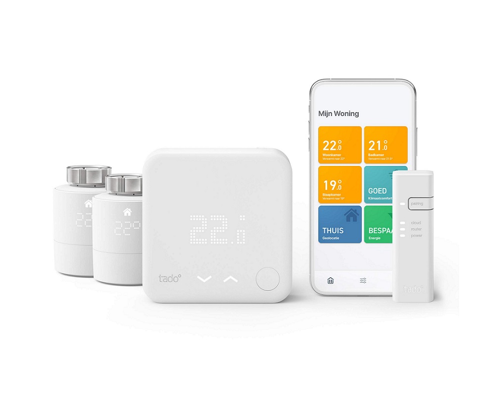Tado starterkit met thermostaat, afstandsbediening, twee radiatorknoppen en ter illustratie een mobiel met Tado app