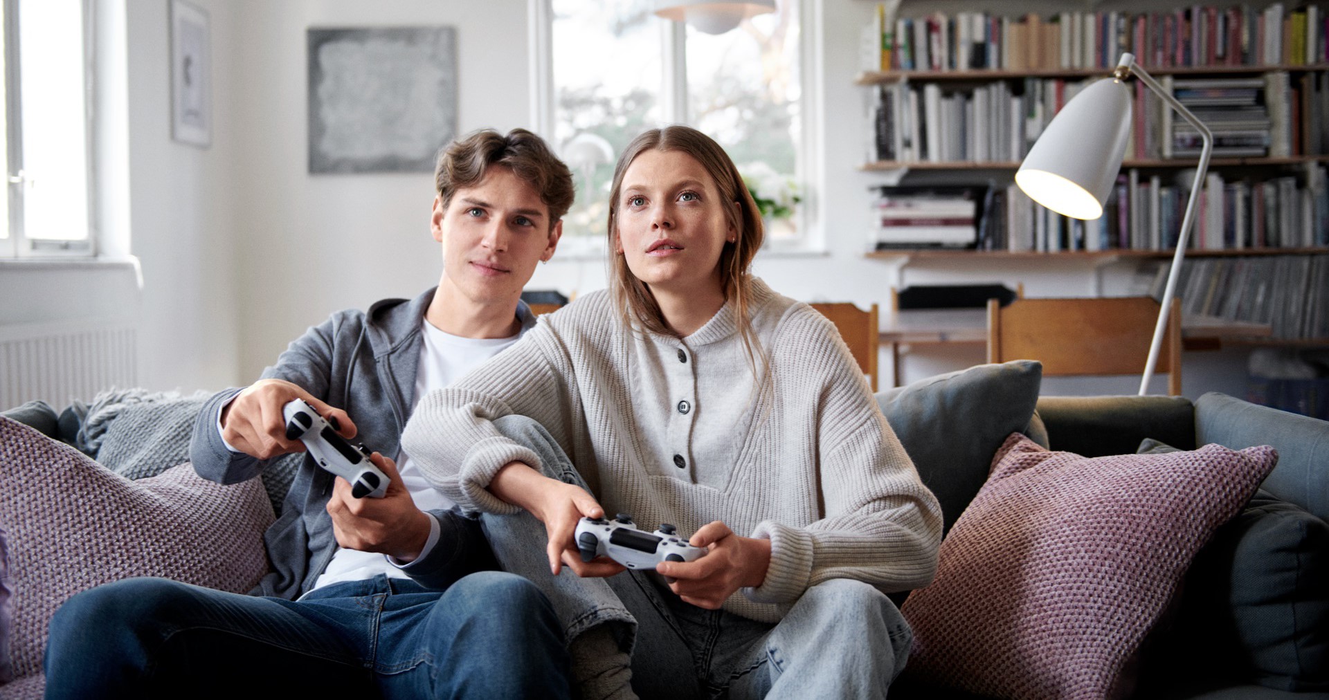 Man en vrouw aan het gamen | Vattenfall Nintendo Switch Lite 