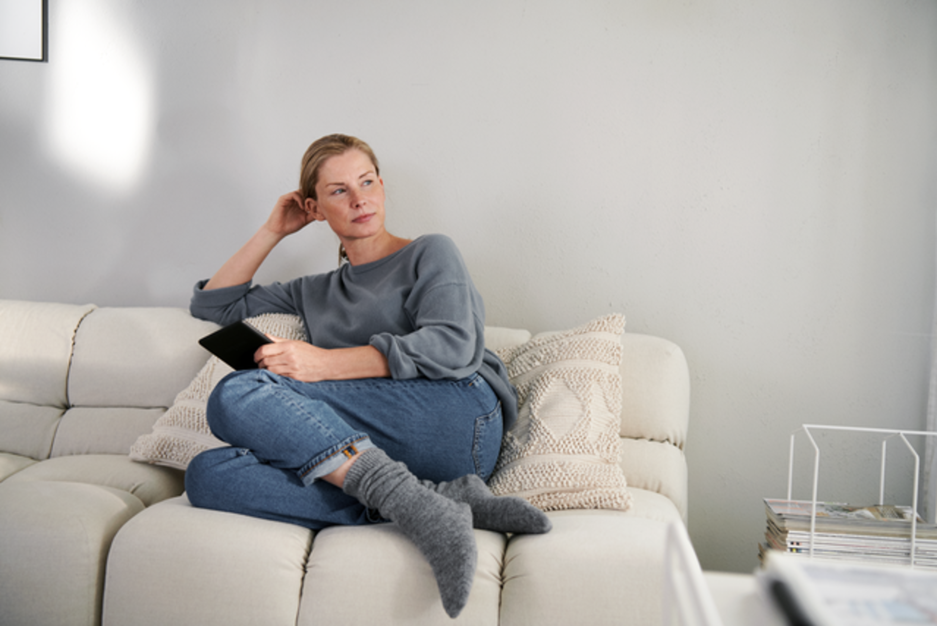 Vrouw in huiskamer relaxed | Vattenfall