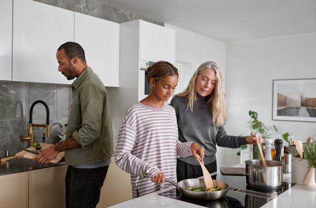 Familie in de keuken