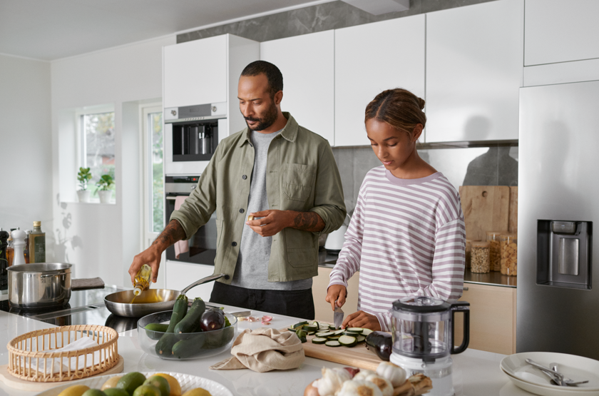 Man en tienermeisje in de keuken | Vattenfall