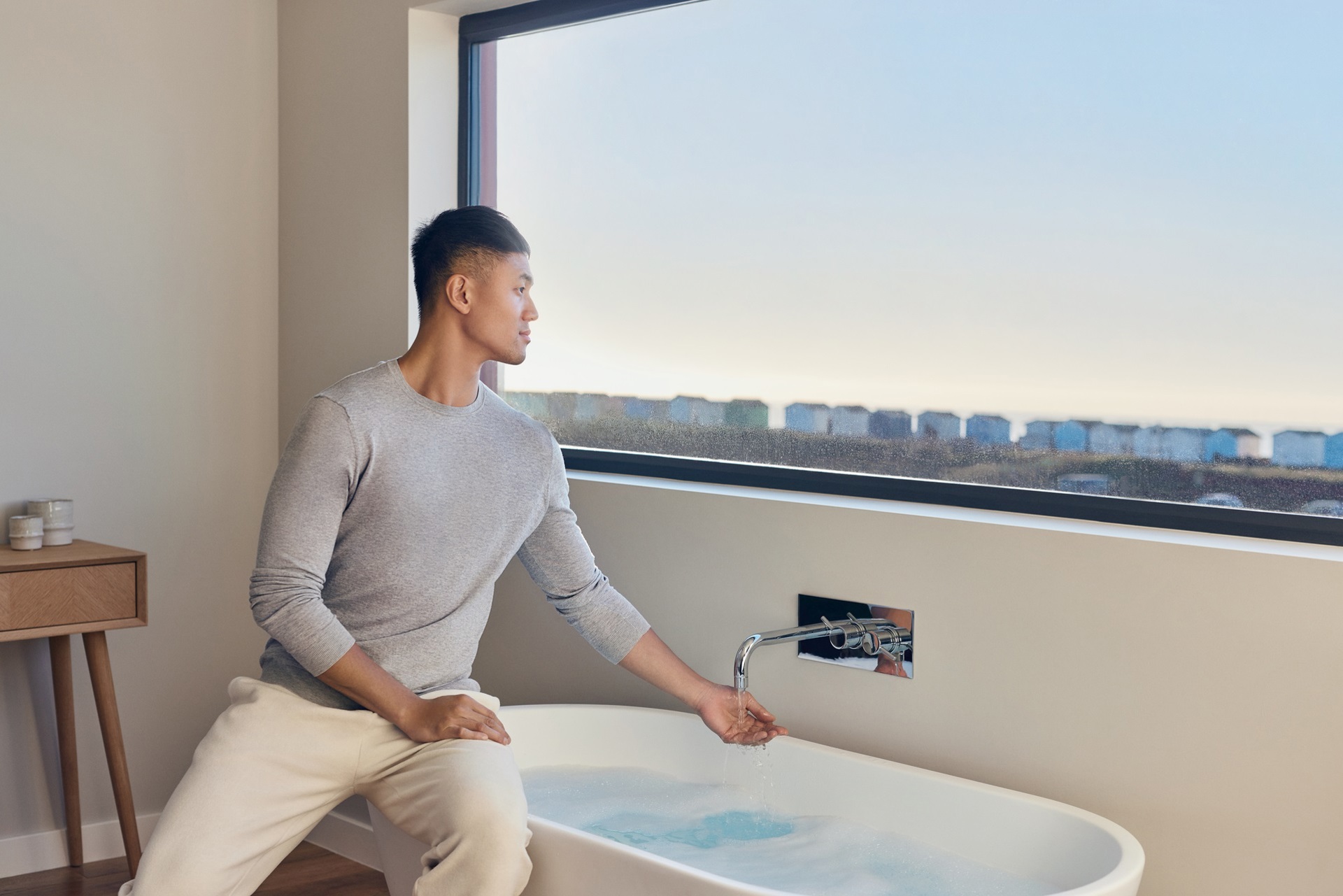 Man isoleert radiator bij het raam | Vattenfall over het verhuisaanbod