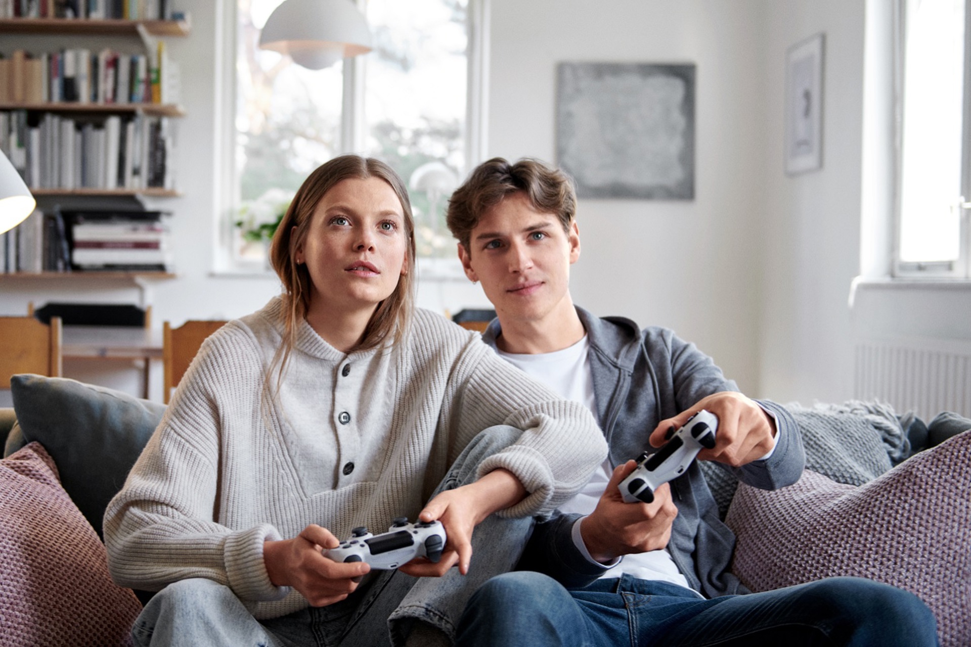 Jong stel aan het gamen  | Energiecadeau XL LG TV