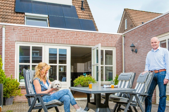 Familie deelt achter in hun tuin ervaring met zonnepanelen