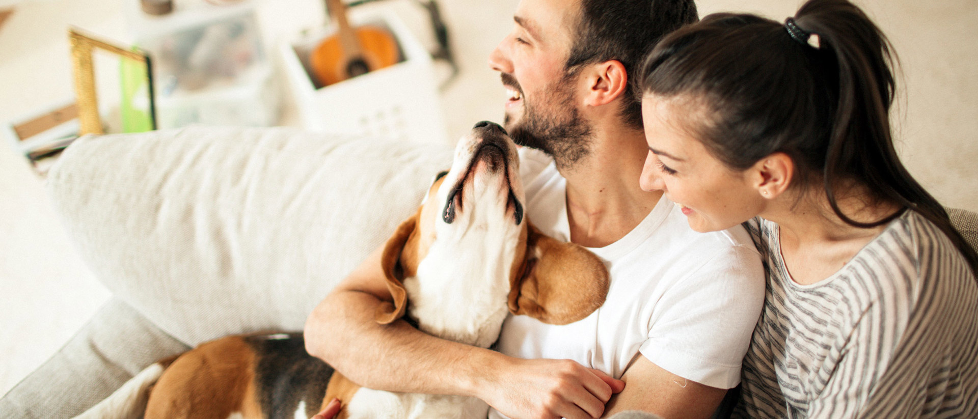 Met de hond op de bank | Vattenfall Energie Stroomprijs