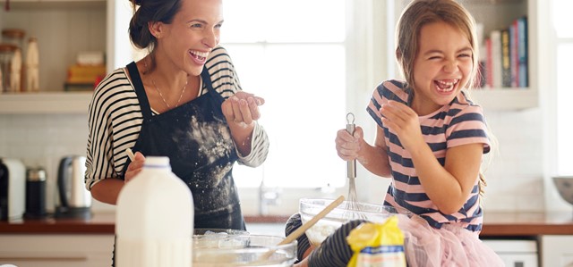 Moeder en dochter lol in keuken | Vattenfall