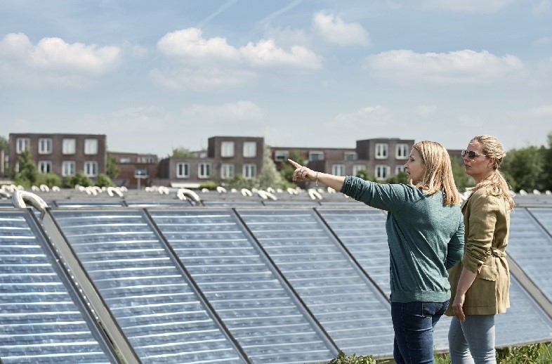 Vattenfall_customer-women_solar_panels