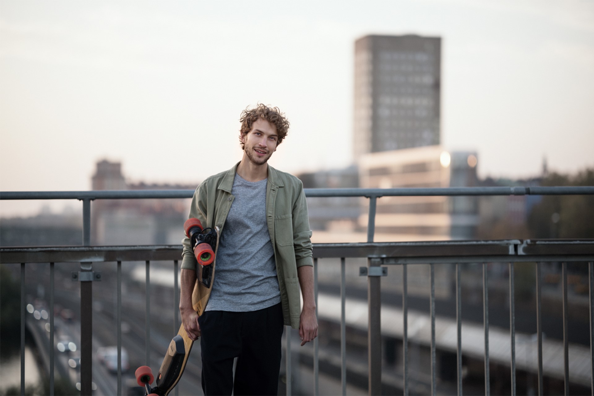 Jongeman met skateboard op een brug  | Vattenfall over aardgasvrij wonen en werken