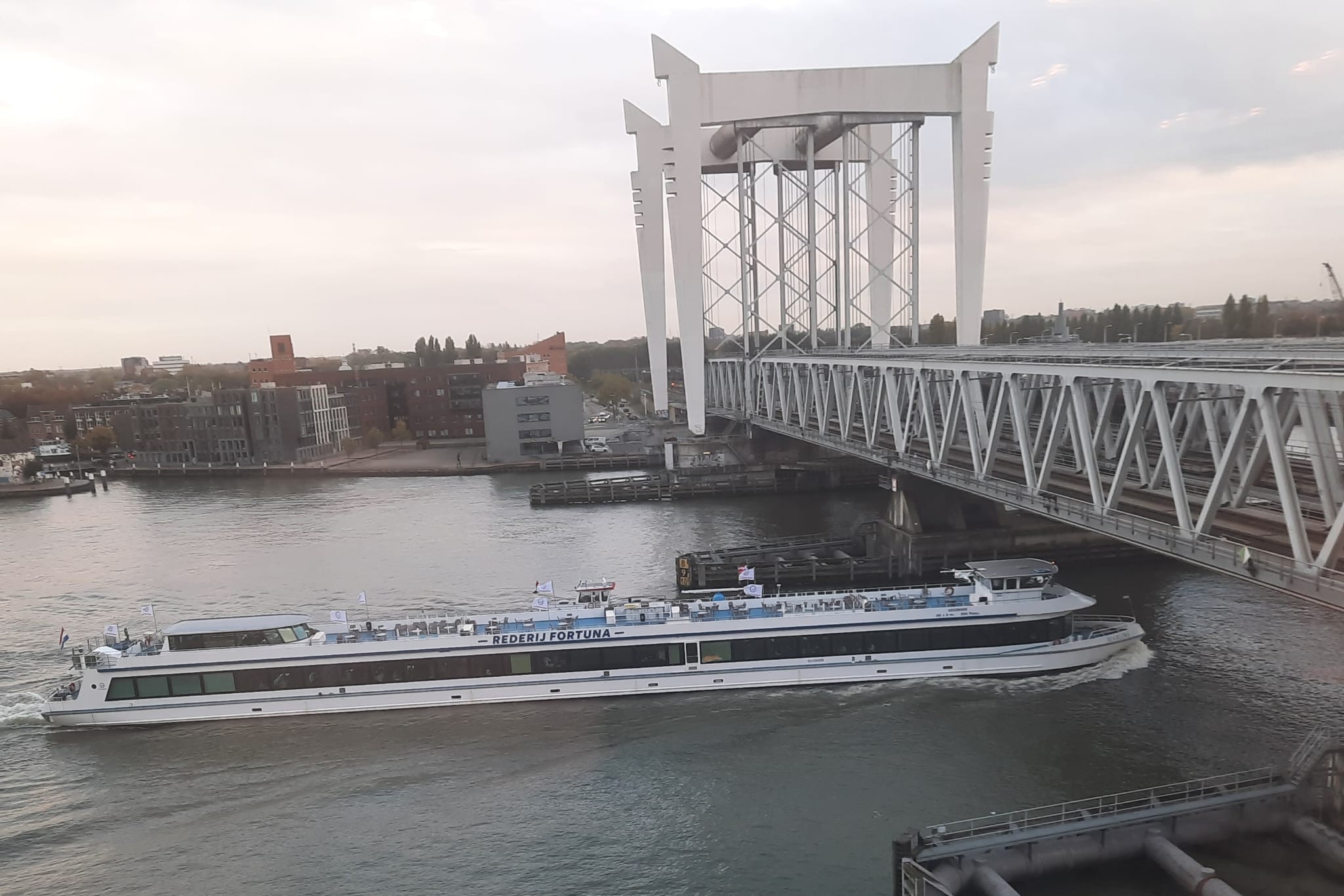 Helicopterview van schip familie De Vries