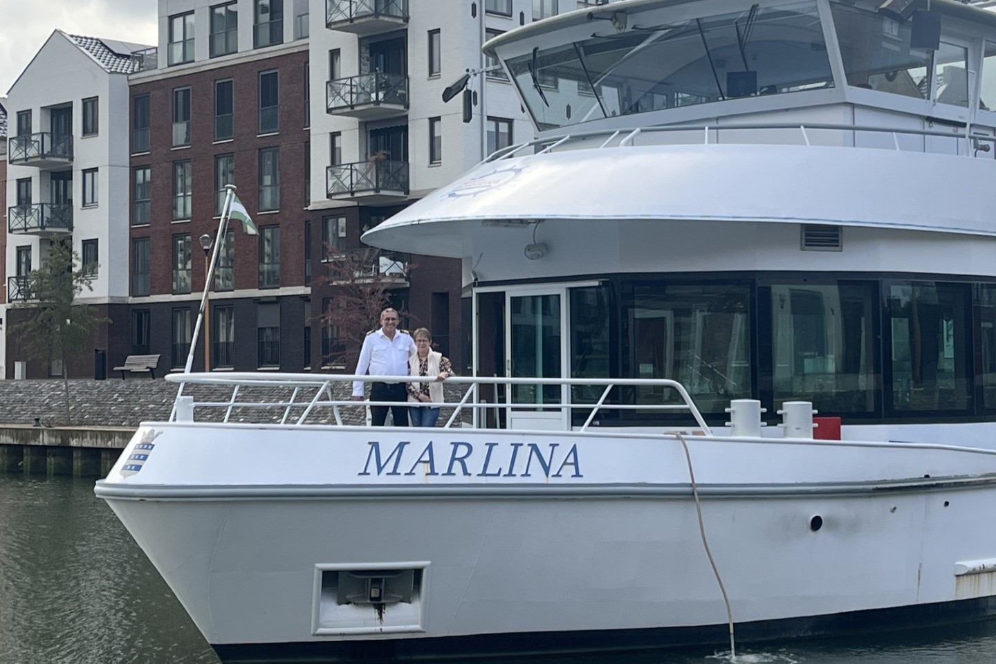 Meneer en mevrouw De Vries op hun schip, genaamd Marlina