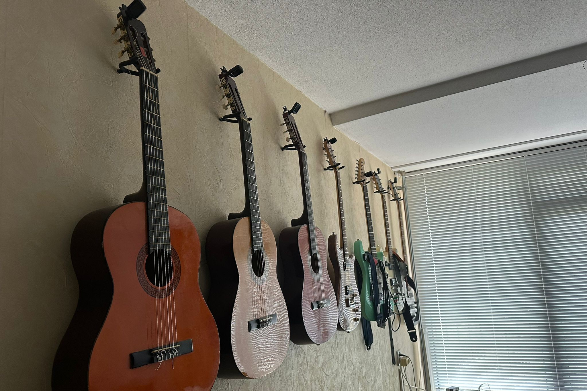 Collectie gitaren van John Sijlbing uit Amsterdam Zuidoost, klant van Vattenfall Stadswarmte