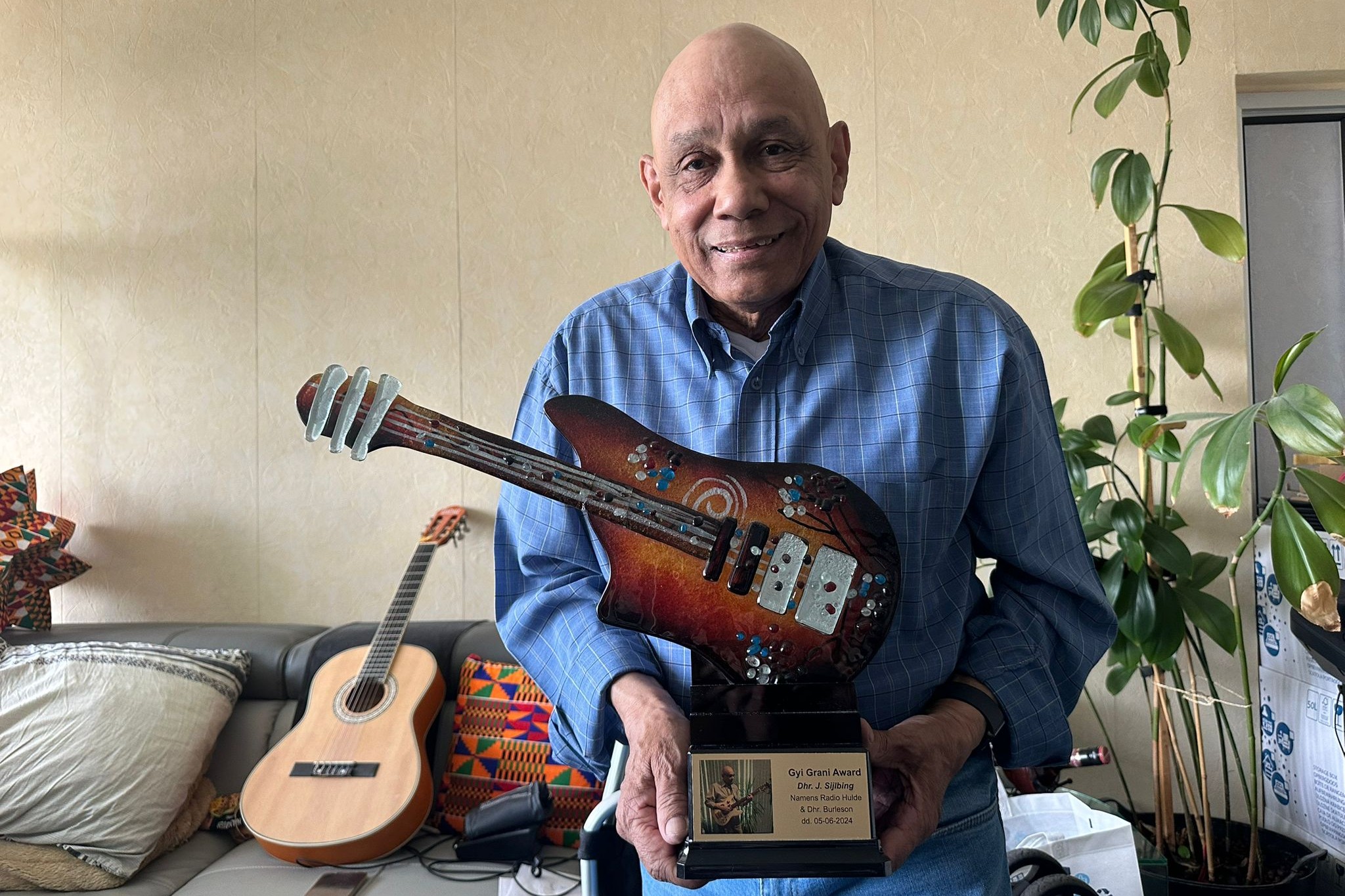 John Sijlbing, klant van Vattenfall Stadswarmte, met award in zijn handen