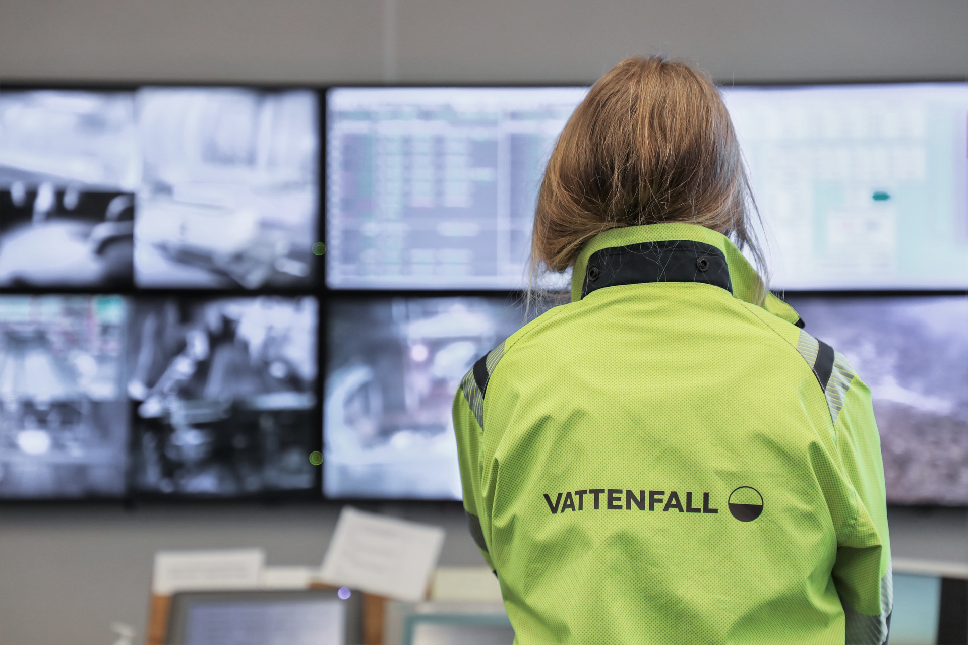 Vattenfall medewerker kijkt naar schermen