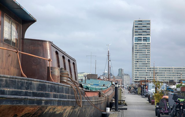 Woonboot en gebouwen in Amsterdam