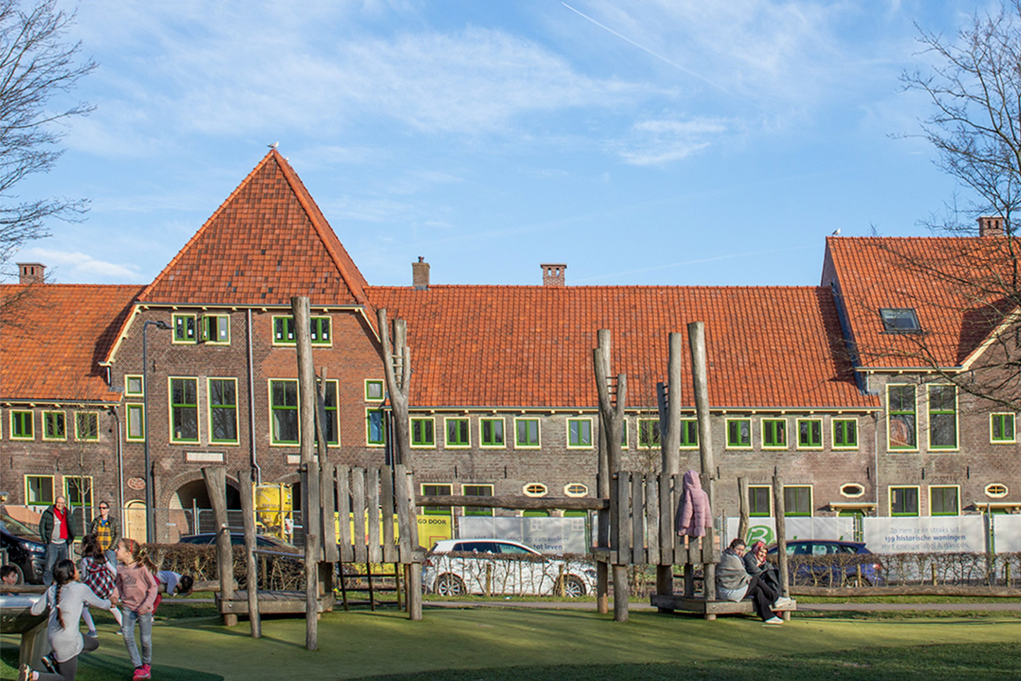 Woningen en speelplaats in de Leidse regio