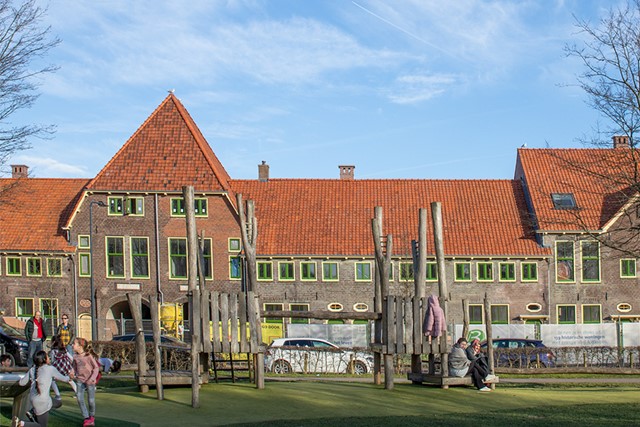 Jaren 30 gebouwen met speeltuin in Leiden - Co2-reductie in Leidse regio
